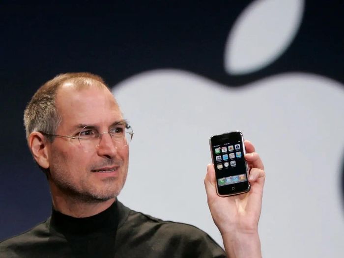  Steve Jobs cầm iPhone trên sân khấu khi công bố vào năm 2007. Ảnh: AP. 