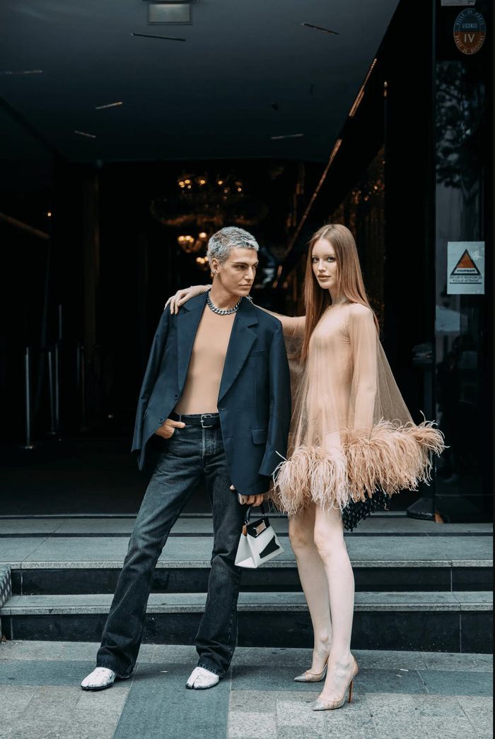  Jessica Richards, nhà dự báo xu hướng thời trang, nhận định vải xuyên thấu là kiểu chất liệu táo bạo, dễ gây sự chú ý. Trào lưu diện váy, áo trong suốt đã bắt đầu phủ sóng từ năm 2022, đến mùa hè năm 2023, trang phục mát mẻ với chất liệu mỏng này tiếp tục được giới mộ điệu hưởng ứng. Khi các item trong suốt ngày càng trở nên phổ biến, các thiết kế cũng trở nên thực dụng hơn như có thêm lớp lót che phần nhạy cảm, đệm vai, tay phồng... để trang phục mang tính ứng dụng hơn trong đời sống. Ảnh: Acielle/Style Du Monde. 