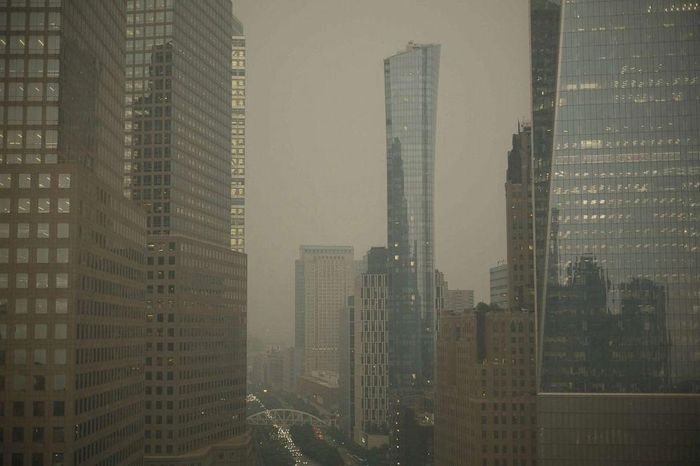 Vào hôm 6/6, ABC cho biết hầu như không thể nhìn thấy đường chân trời của thành phố New York trong hầu hết thời gian trong ngày và mùi khói bốc lên nồng nặc vào giờ cao điểm buổi tối.