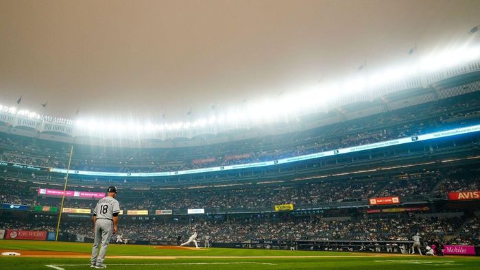 Bầu trời đổi màu có thể được nhìn thấy trong một trận bóng chày ở New York.