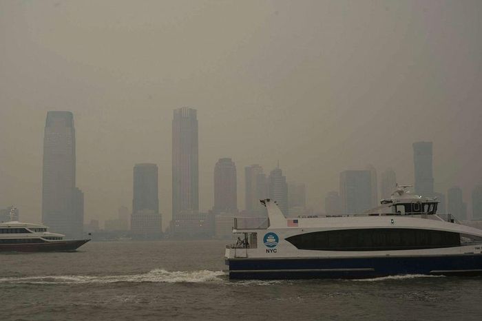 Chất lượng không khí của thành phố New York vào sáng 7/6 được coi ở mức "rất không tốt cho sức khỏe", theo Chỉ số Chất lượng Không khí (AQI) của Mỹ. AQI của thành phố là 226 vào lúc 0h sáng, biểu thị nguy cơ sức khỏe cao đối với mọi người.