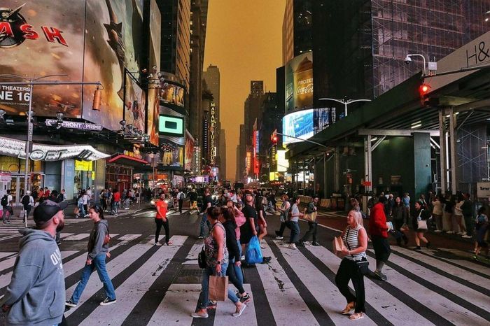 Bên cạnh đó, Thống đốc New York Kathy Hochul cùng các cơ quan bảo tồn môi trường và sức khỏe của tiểu bang đã ban hành khuyến cáo y tế về chất lượng không khí cho một số khu vực, bao gồm cả thành phố New York và Long Island. Trong ảnh, khói mù từ các đám cháy rừng ở Canada bao trùm Quảng trường Thời đại.
