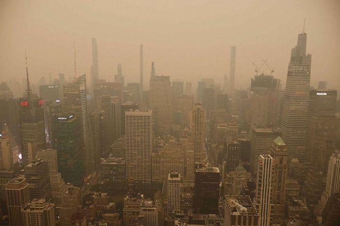 Giới chức thành phố New York vào tối 6/6 cho biết đây là lần đầu tiên trong những năm gần đây - và có thể trong nhiều thập kỷ - thành phố khuyến nghị người dân đeo khẩu trang khi ra ngoài trời để bảo vệ bản thân khỏi chất lượng không khí tồi tệ.