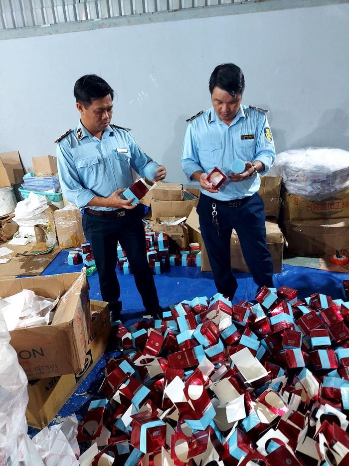 Cục Quản lý thị trường TP Hồ Chí Minh thu giữ hàng nghìn sản phẩm kem dưỡng thể, kem dưỡng da... không rõ nguồn gốc xuất xứ. Ảnh: Tổng cục Quản lý thị trường