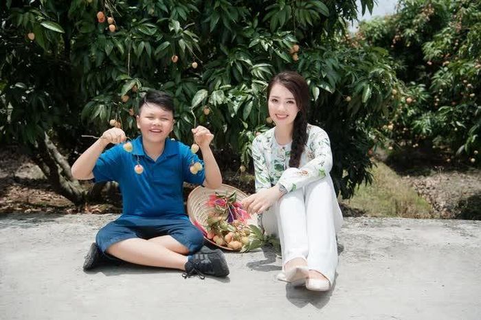 Mẹ con Thụy Vân trong một chuyến về quê