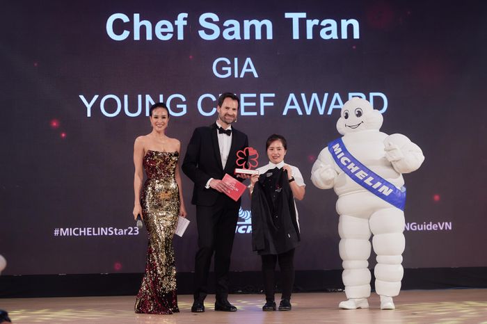 Đầu bếp Sam Tran (bìa phải) - Nhà hàng Gia - đoạt giải Young Chef Award (Giải đầu bếp trẻ tài năng)