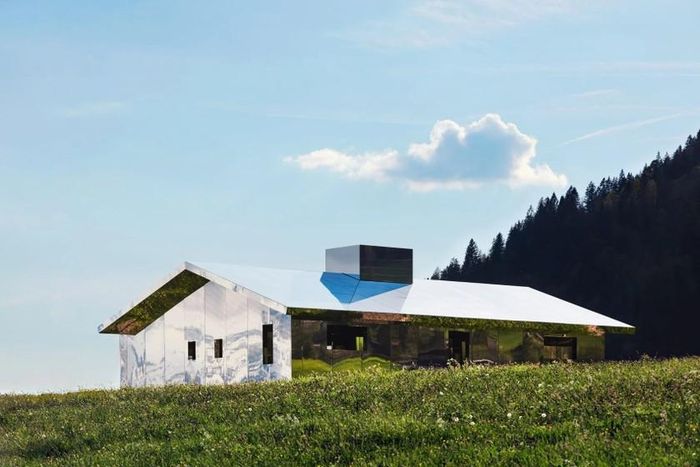 Ngôi nhà gương trên dãy núi Alps hùng vĩ (Ảnh: Luma Foundation).
