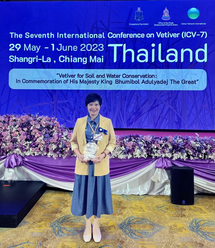 TS Ngô Thị Thúy Hường nhận giải thưởng. Ảnh:NVCC