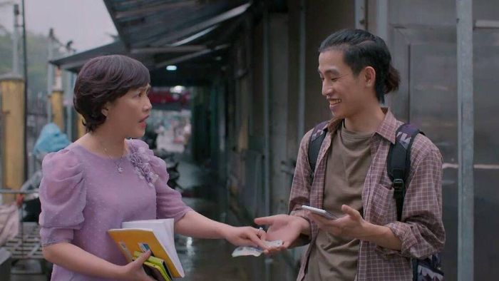 Bát (Tuấn Anh) liên tục gây chuyện từ khi xuất hiện trong phim. Ảnh: CMH.