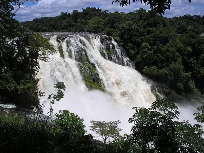 6. Para.Đây là một thác nước nằm ở Manapiare, Venezuela. Thác nằm ở dọc sông Caura, nó được chia làm 2 nhánh, ở giữa là một đảo nhỏ. Mùa Xuân và mùa Hè là thời điểm thích hợp nhất để tham quan địa điểm này.