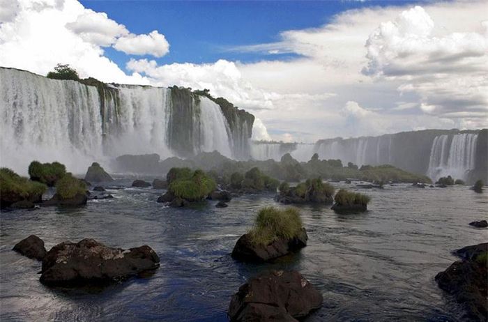 4. Inga.Là thác nước cự ly 40 km so với Matadi ở Cộng hòa Dân chủ Congo, nơi sông Congo rơi ở độ cao 96m xuống dòng 15 km. Thác Inga tạo thành một phần chủ nhóm thác lớn hơn - thác Livingstone và tọa lạc gần hơn đối với phần hạ lưu của các thác này. Các thác nước đã tạo thành một khúc cong đột ngột của sông Congo nơi chiều rộng của sông dao động từ hơn 4 km đến chỉ 260m.