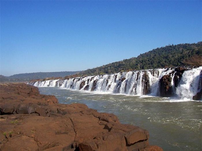 9. Mocona.Thác nước lớn nằm ở Nam Mỹ (Argentina, Uruguay, Brazil). Thác cao khoảng 10m và có chiều rộng rộng 3 km nơi sông Uruguay vượt biên giới từ Brazil sang Argentina. Đây là thác nước độc nhất vô nhị trong hành tinh vì nó hình cong hình thành từ lớp bazan và đi ngang qua dòng nước, nhưng nếu theo chiều dọc thì những du khách đứng đối diện với thác nhìn ở góc nhìn 180 độ.