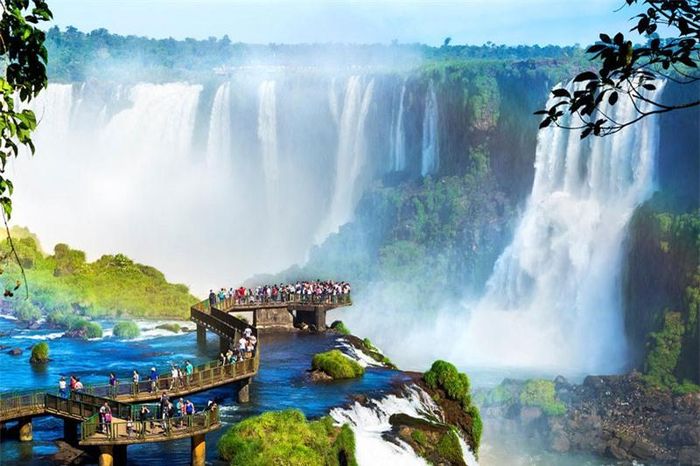 8. Iguazu.Là thác nước nằm trên sông Iguazu, biên giới của bang Parana (Brazil) và tỉnh Misiones (Argentina). Thác Iguazu có độ cao thay đổi từ 60 - 82m. Số lượng những thác nước nhỏ dao động từ 150 - 300, tùy thuộc vào lượng nước.