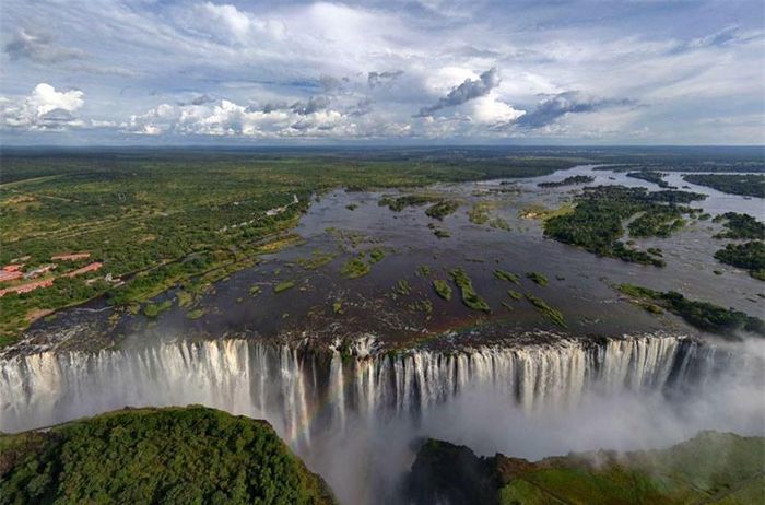 3. Victoria.Đây là thác nước tại miền Nam châu Phi trên sông Zambezi, tại biên giới Zambia và Zimbabwe. CNN đã mô tả thác nước này như một trong 7 kỳ quan thiên nhiên thế giới.