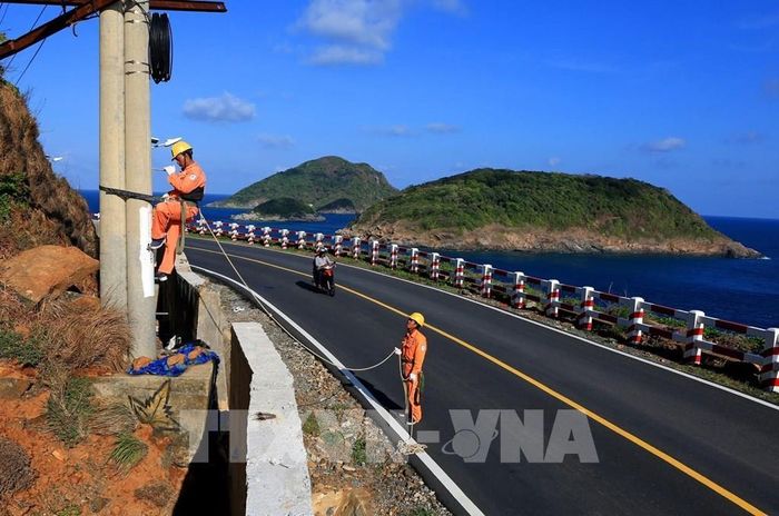 Công nhân Điện lực Côn Đảo (Công ty Điện lực Bà Rịa - Vũng Tàu) cải tạo lưới điện 22kV trên đảo. Ảnh: Ngọc Hà - TTXVN 