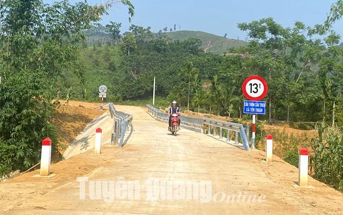 Cầu qua suối Đẻm thôn Cầu Treo vừa đưa vào sử dụng nhờ sự hiến đất của người dân.