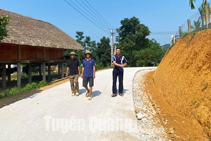 Đường bê tông liên thôn ở Cầu Treo đã được bê tông hóa nhờ sự hiến đất của 13 hộ dân trong thôn.