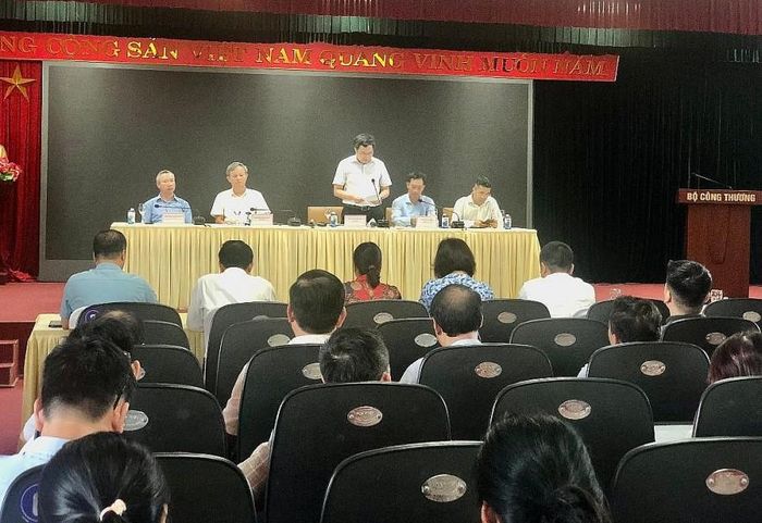Ông Trần Việt Hòa, đại diện Bộ Công thương xin lỗi nhân dân và doanh nghiệp vì thiếu điện. Ảnh: Hải Anh