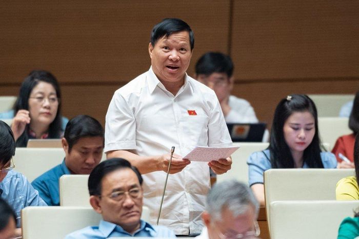 Đại biểu Quốc hội Trần Văn Tiến (Đoàn tỉnh Vĩnh Phúc) cho biết, nhiều đoạn tuyến cao tốc, đường bộ đã được đầu tư giai đoạn một không đáp ứng tiêu chuẩn tối thiểu của đường cao tốc