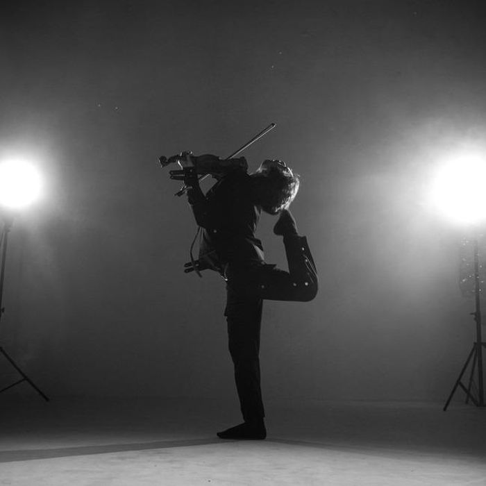Một cảnh trong MV “Cầu vồng thép”