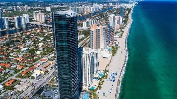 Tòa nhà tọa lạc bên bãi biển Sunny Isles tuyệt đẹp.