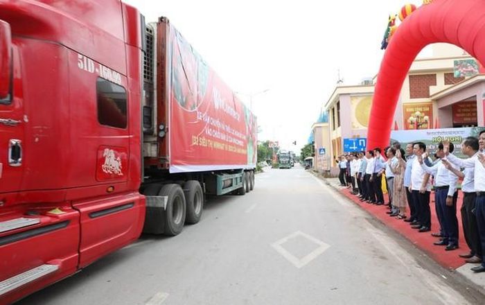 Xe vận chuyển vải thiều Lục Ngạn vào chuỗi bán lẻ WinMart