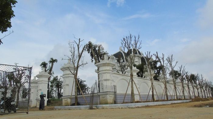 Căn biệt thự 4 tầng được bao bọc bởi dãy hàng rào dài hàng trăm mét xung quanh. Ảnh: Doanh nghiệp &amp; Kinh doanh