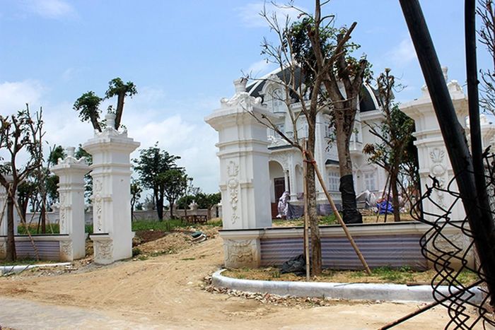 Phần cổng chính vào tòa nhà. Ảnh: Báo giao thông