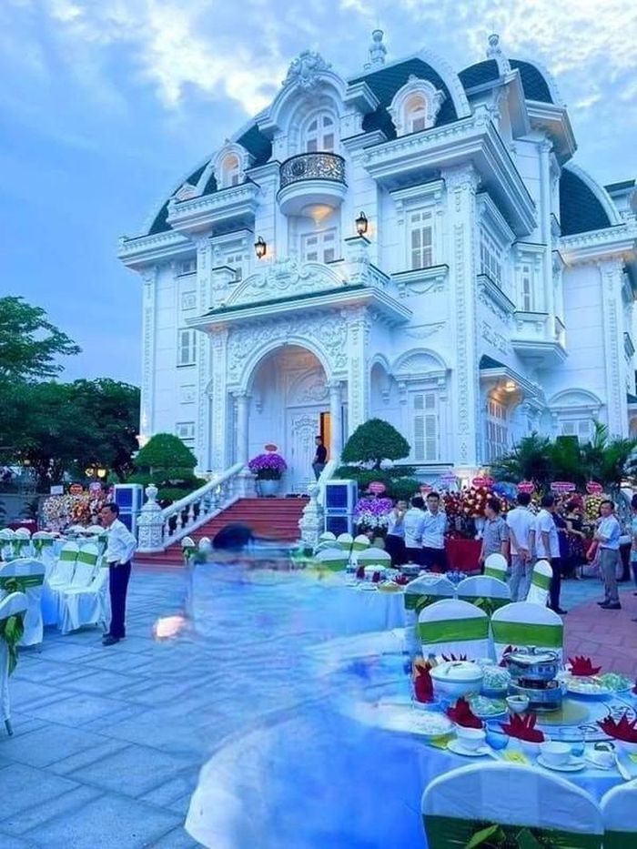 Căn biệt thự được xây dựng khang trang, bề tế như tòa lâu đài theo phong cách châu Âu. Ảnh: Facebook