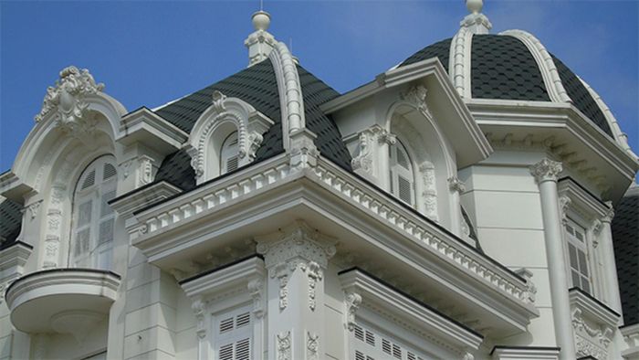 Biệt thự có hình chóp và lấy màu trắng làm chủ đạo. Ảnh: Báo giao thông