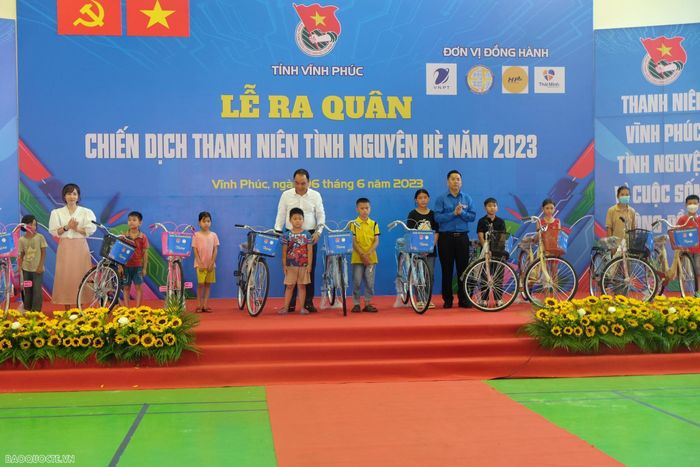 Sinh viên Học viện Ngoại giao trao tặng 10 xe đạp cho các em học sinh có hoàn cảnh khó khăn vươn lên học tập tốt tại tỉnh Vĩnh Phúc. (Ảnh: Ngân Giang)