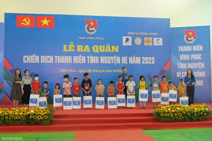 Sinh viên Học viện Ngoại giao trao tặng 20 phần quà cho các em học sinh có hoàn cảnh khó khăn vươn lên học tập tốt tại tỉnh Vĩnh Phúc. (Ảnh: Ngân Giang)