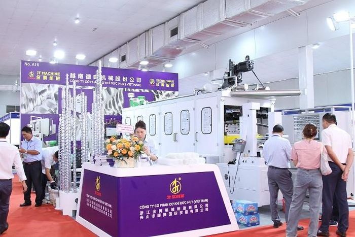 Triển lãm được tổ chức với quy mô gồm 220 đơn vị triển lãm, 340 gian hàng trên diện tích triển lãm 8.000 mét vuông đến từ hơn 11 quốc gia, vùng lãnh thổ. (Ảnh: Vân Chi)