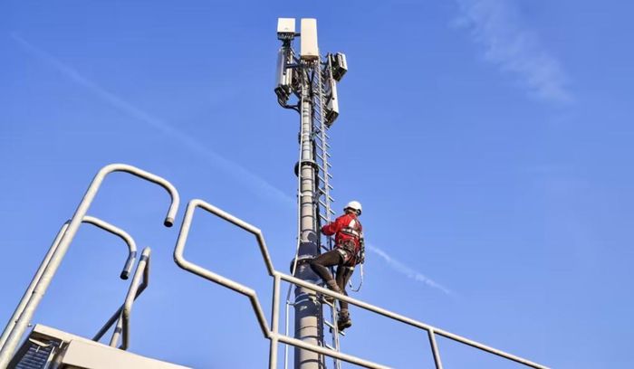 Một kỹ sư viễn thông đang kiểm tra hệ thống 5G tại Berlin (Đức).