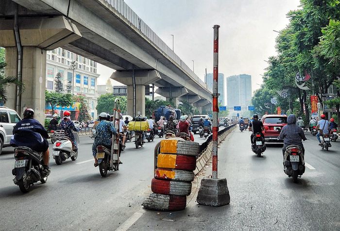 Một cột biển báo trơ trọi giữa đường Nguyễn Trãi.