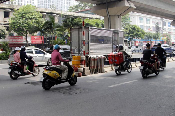 Từ ngày 6/8/2022, Hà Nội thí điểm phân làn trên đường Nguyễn Trãi theo hướng thí điểm lắp đặt 748m dải phân cách cứng tách riêng làn ô tô và xe máy. Cụ thể, 2 làn sát vỉa hè sẽ cho phép xe máy, xe thô sơ và xe buýt hoạt động, làn 3 và làn 4 dành cho ô tô. Việc phân làn được thực hiện bằng dải phân cách cứng kết hợp điều chỉnh hệ thống biển báo, sơn kẻ.