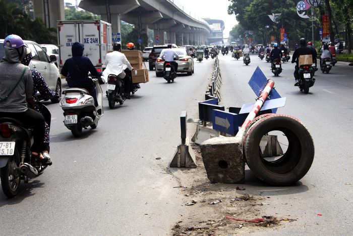 Cột biển báo, dải phân cách bị xáo trộn.