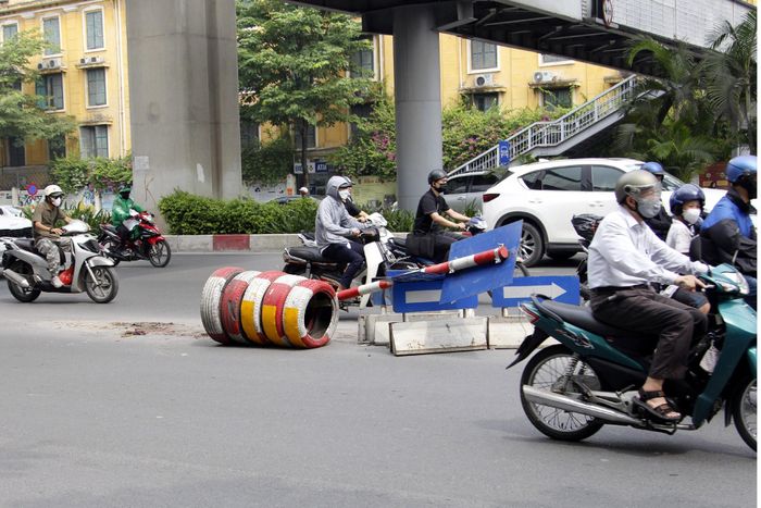 Lốp xe tự chế nằm lăn lóc giữa đường Nguyễn Trãi tạo nên cảnh nhếch nhác.