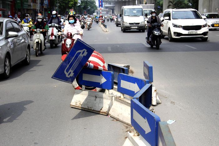 Dải phân cách, cột biển báo bị xô đổ ngả nghiêng trên đường Nguyễn Trãi.