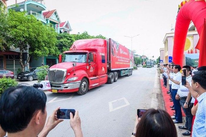 Xe tải vận chuyển vải thiều Lục Ngạn vào chuỗi bán lẻ WinCommerce. Ảnh: Hoàng Anh