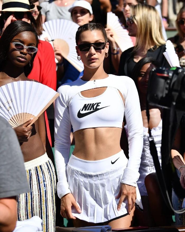  Bella Hadid thường xuyên lăng xê cho xu hướng tenniscore. Ảnh: ELLE. 