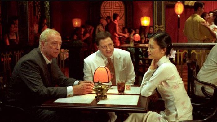Michael Caine (trái) trong phim "Người Mỹ trầm lặng" cùng Đỗ Thị Hải Yến và Brandan Fraiser