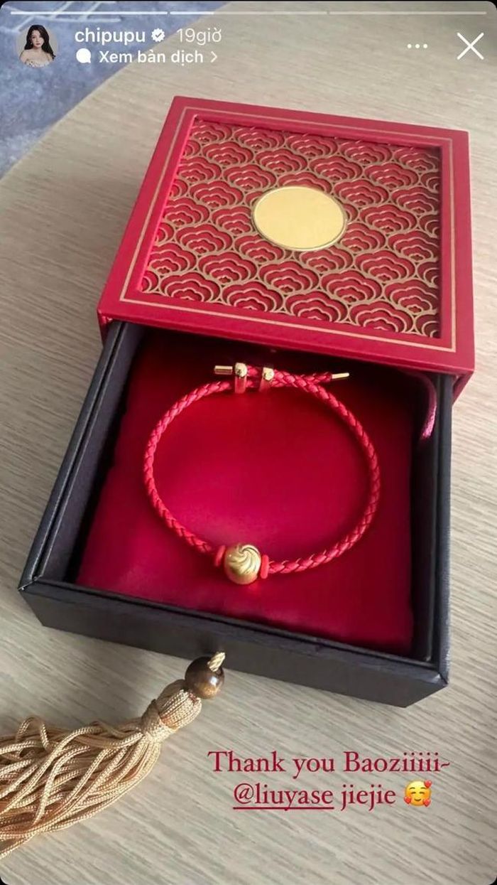 Lưu Nhã Sắt tặng hẳn vòng vàng cho cô em gái Việt Nam