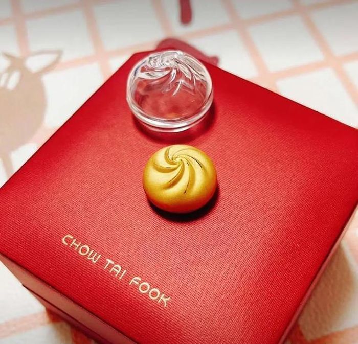 Cận cảnh chiếc bánh bao vàng có giá hơn chụ triệu đồng mà Lưu Nhã Sắt tặng cho Chi Pu