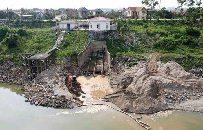 Không chỉ khơi dẫn dòng, Xí nghiệp cấp nước Thanh Thủy còn phải nối ống hút thêm 3 mét ống hút cho các máy bơm nước
