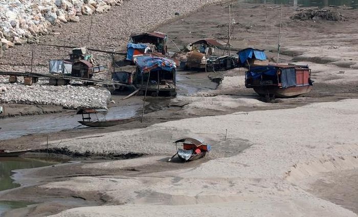 Những chiếc thuyền chài của ngư dân trên sông Đà, khu vực cầu Trung Hà, đã "nằm" trên cát nhiều ngày nay