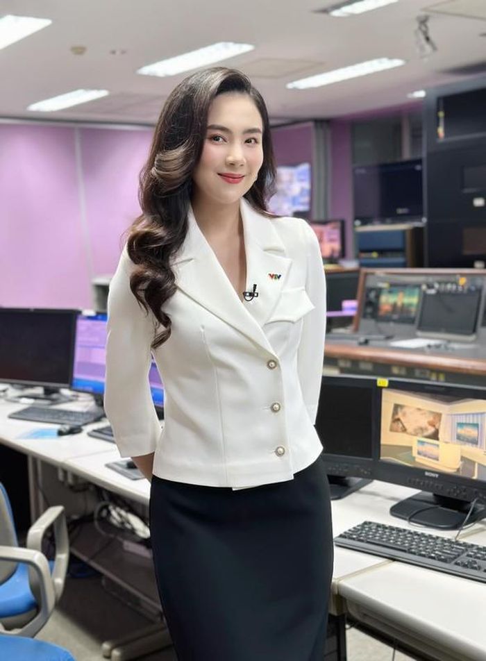 Ngoài công việc chính ở VTV, cô nàng còn kinh doanh shop thời trang ở Hà Nội. Ảnh: FBNV