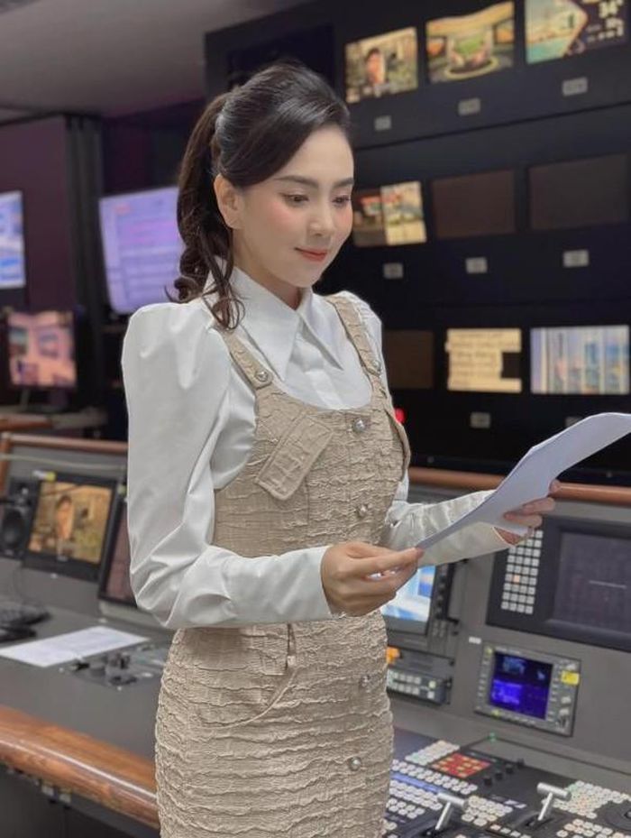 MC Mai Ngọc là cái tên quen thuộc đối với nhiều khán giả màn ảnh nhỏ qua các bản tin tức nóng hổi. Cô được mệnh danh là " MC đẹp nhất VTV" nhờ ngoại hình xinh đẹp.