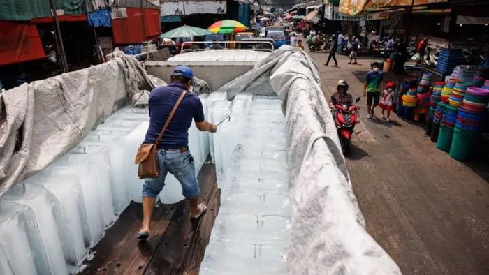 Nước đá là mặt hàng bán chạy nhất trong những ngày “nhiệt độ cảm nhận được” đã đạt tới mức nguy hiểm tại Đông Nam Á. Ảnh: CNN