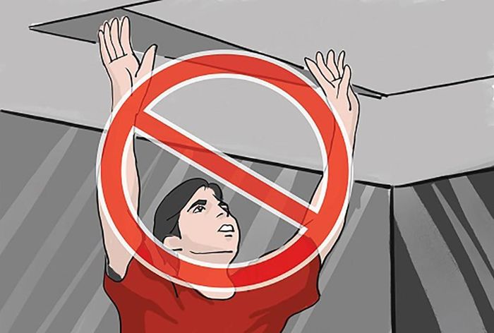 Không thoát nạn qua cửa nóc thang máy.